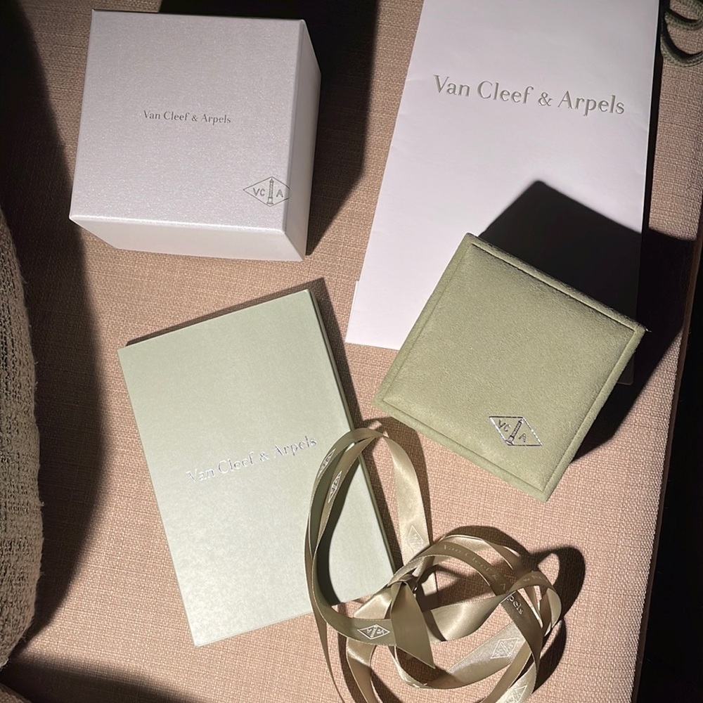 Authentic VCA Van Cleef & Arpels suede ring box, Outer Box and bag